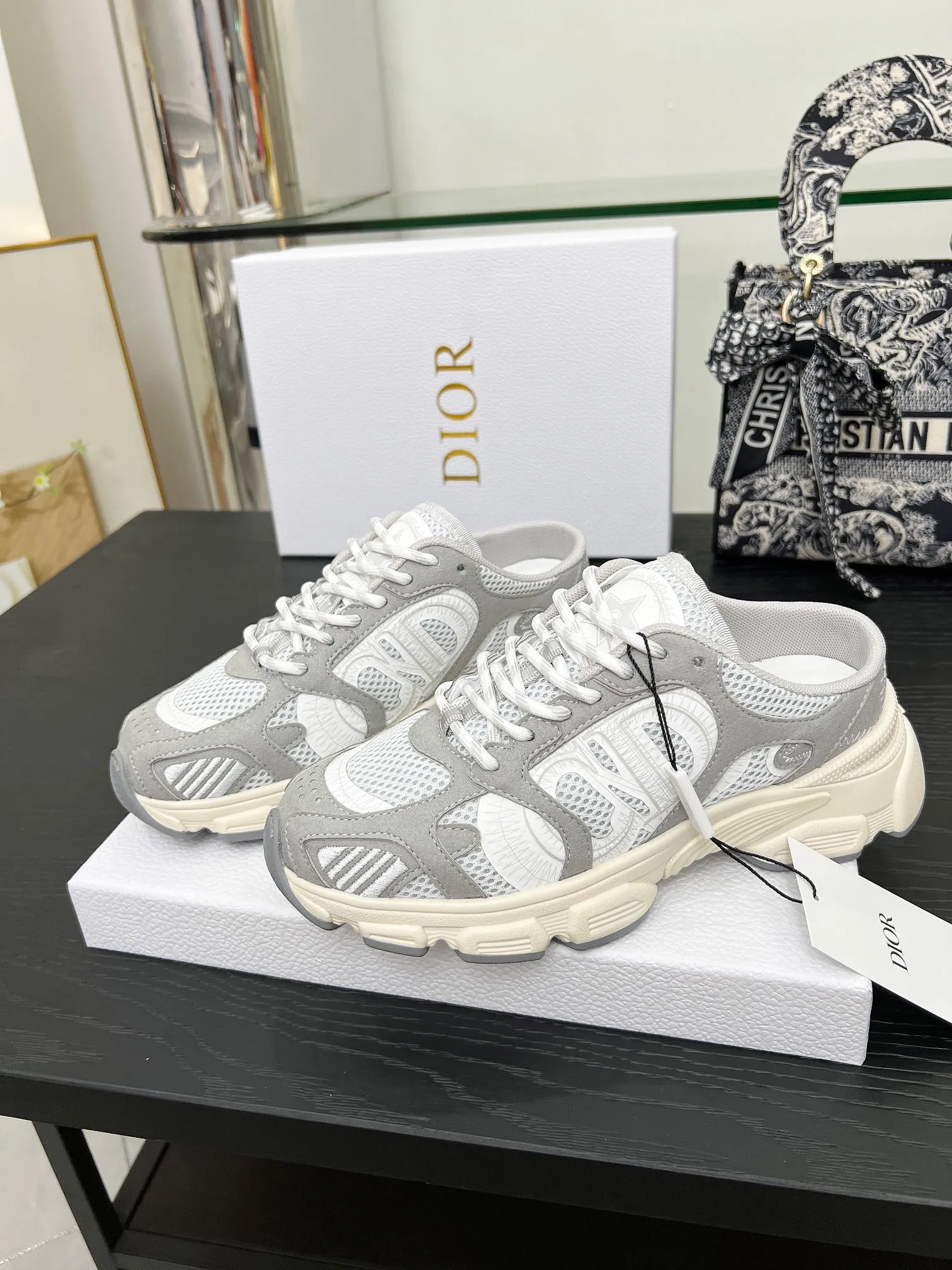 p560🐮🐮This Dior Chrono sports half slipper reinterprets running shoes with Dior's haute couture style. Gray mesh fabric is paired with tonal suede calfskin panels, the CD logo on the side, the star patch on the tongue and the Dior logo on the heel, all in classic fine detail. Featuring two-tone laces and a lightweight sole with star graphics, they can be worn year-round. Size: Women’s size 35-41 (35/42 can be customized) Men’s size 40-46 (men’s version is being printed) Color: 12 colors available